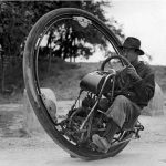 Single wheel motorcyle